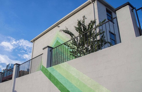 Rutledge Hill Cabaña | Sleeps 48 25 Units 2 Blocks From Broadway Sobro Guest House by Avantstay