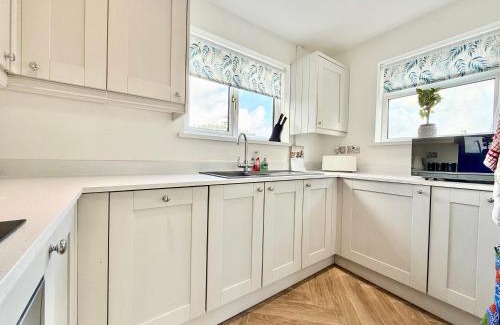 Bon-y-maen Casa | Sleeps 5, 3 Bedrooms, Ideal for short stays & 15 minutes to Swansea City