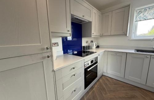 Bon-y-maen Casa | Sleeps 5, 3 Bedrooms, Ideal for short stays & 15 minutes to Swansea City