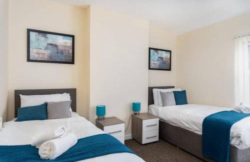 Cwmbrwla Apartamento | Sleeps 5, Smart TV's in bedrooms
