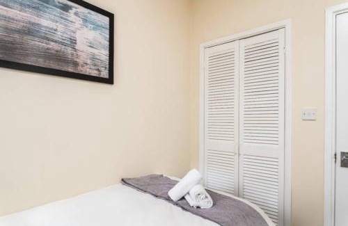 Cwmbrwla Apartamento | Sleeps 5, Smart TV's in bedrooms