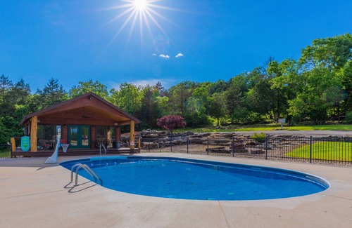 Cassville Condominio | Sleeps 5 (unit 4A), pool, next to Big M Marina, 15 min to Roaring River