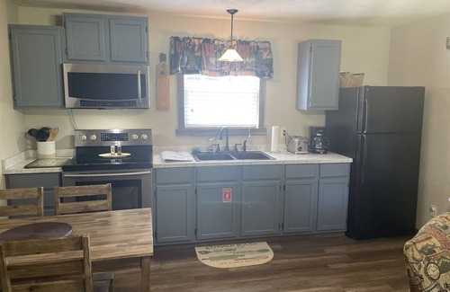 Cassville Condominio | Sleeps 5 (unit 4b), pool, next to Big M Marina, 15 min to Roaring River