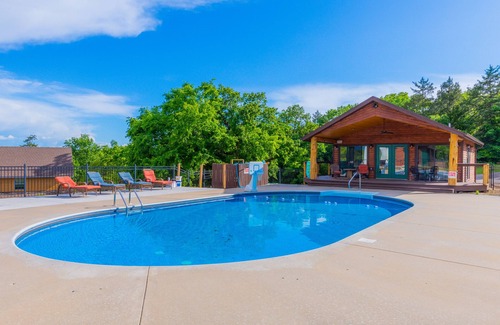Cassville Condominio | Sleeps 5 (unit 4b), pool, next to Big M Marina, 15 min to Roaring River