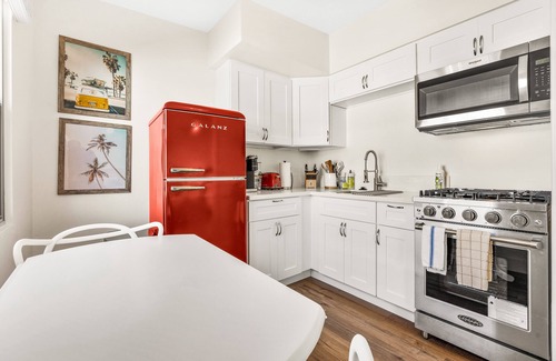 Crown Point Casa | Sleeps 52! 28 Beds! 6 King Beds - AC - Steps to Beach - 10 homes-in-1 - 6 Cars!