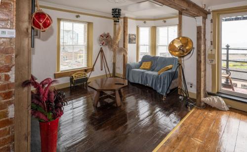 Youghal Apartamento | Sleeps 6 - 100mFromBeach - Ocean View Balcony