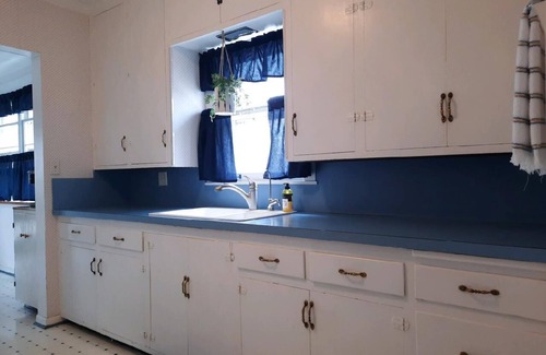Port Clinton Casa | Sleeps 6, + 2 in Basement, Super Clean, Long Driveway, Fenced Yard w/Fire Pit