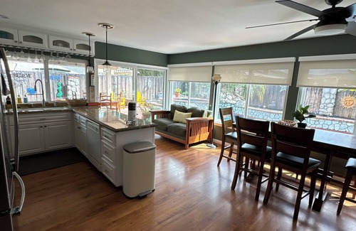 Simi Valley Casa | Sleeps 6 - 3 Bedroom - King - Queen - 2 Twins - Jacuzzi - Full Kitchen - Laundry