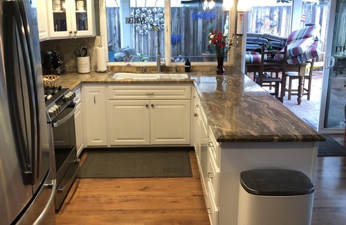 Simi Valley Casa | Sleeps 6 - 3 Bedroom - King - Queen - 2 Twins - Jacuzzi - Full Kitchen - Laundry