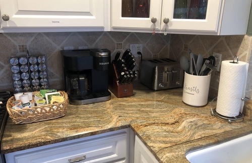 Simi Valley Casa | Sleeps 6 - 3 Bedroom - King - Queen - 2 Twins - Jacuzzi - Full Kitchen - Laundry