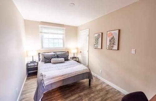 Salemtown Apartamento | Sleeps 6-Full Kitchen-4 Beds-Big Couch-OfficeSpace
