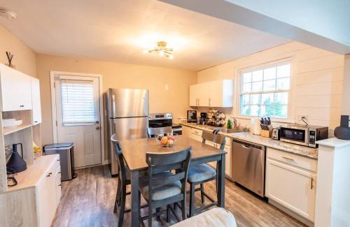 Salemtown Apartamento | Sleeps 6-Full Kitchen-4 Beds-Big Couch-OfficeSpace
