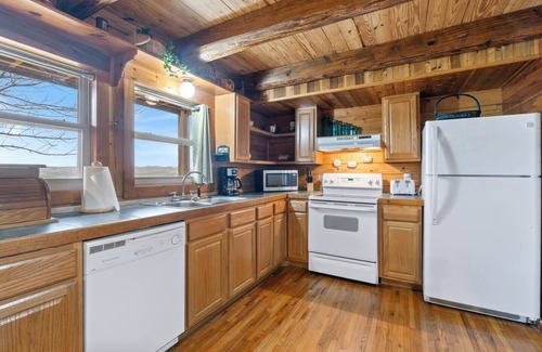 Eureka Springs Casa | Sleeps 6, Hot Tub, River Views