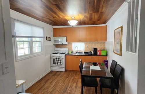 Wasaga Beach Cabaña | Sleeps 6 people walking distance to the beach, affordable monthly rental.