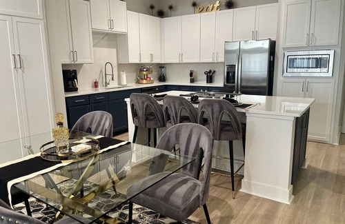 Old East Dallas Apartamento | Sleeps 6/Perfect Location/Free Parking/Gym/Luxury Pool/Shop/Explore/Eat/Relax