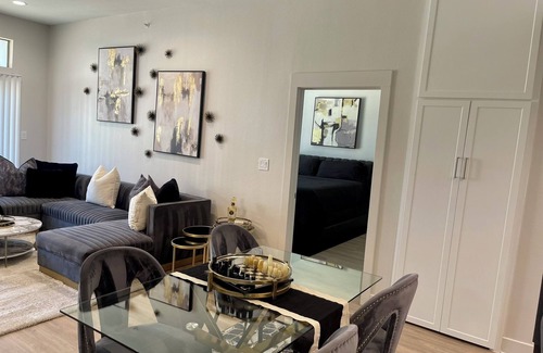Old East Dallas Apartamento | Sleeps 6/Perfect Location/Free Parking/Gym/Luxury Pool/Shop/Explore/Eat/Relax
