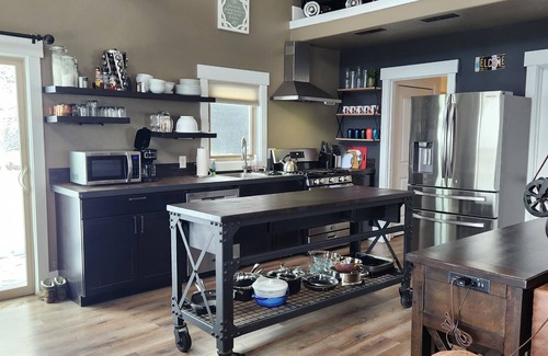 Bozeman Casa | Sleeps 6 with a hot tub- best views in Bozeman