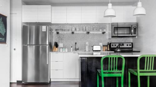 Rutledge Hill Casa | Sleeps 8 4 SoBro Suites w Kitchens Art Walk to Broadway – by AvantStay