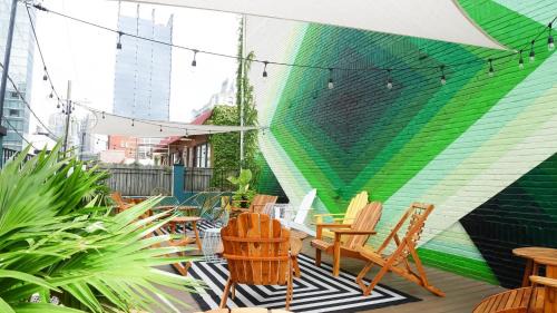 Rutledge Hill Casa | Sleeps 8 4 SoBro Suites w Kitchens Art Walk to Broadway – by AvantStay