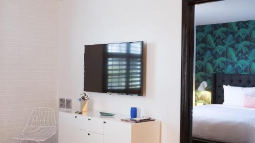 Rutledge Hill Casa | Sleeps 8 4 SoBro Suites w Kitchens Modern Touches – by AvantStay