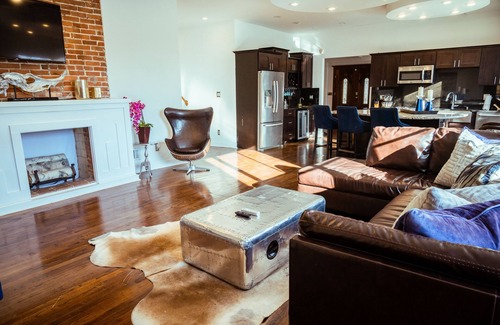 Southmoreland Casa | Sleeps 8, 7 Queen Beds, Centrally Located, Near Downtown KC & County Club Plaza