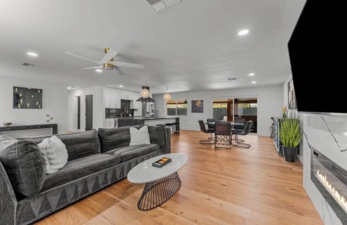 South Scottsdale Casa | Sleeps 8, Modern Luxury, Near Old Town with Pool!