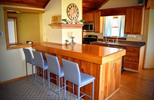 Champion Cabina | Spacious Mountain Lodge~Secluded Escape, Your Base in the Laurel Highlands!