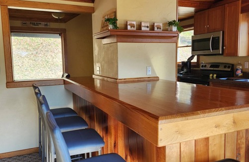 Champion Cabina | Spacious Mountain Lodge~Secluded Escape, Your Base in the Laurel Highlands!