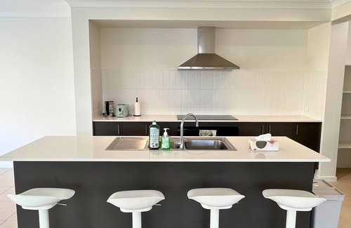 Keperra Casa | Sleeps 8 ! New Furnished House Near City! Sleeps 8! Modern Cozy Retreat!