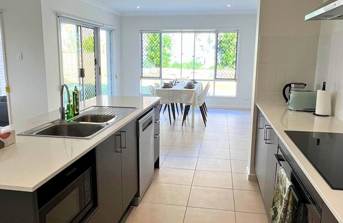Keperra Casa | Sleeps 8 ! New Furnished House Near City! Sleeps 8! Modern Cozy Retreat!
