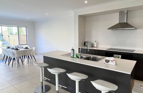 Keperra Casa | Sleeps 8 ! New Furnished House Near City! Sleeps 8! Modern Cozy Retreat!
