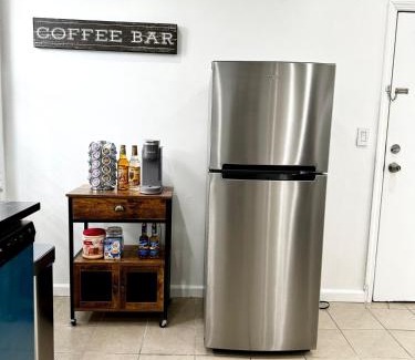 Newark Apartamento | Sleeps 8, Stylish Home, Great Access NYC & EWR
