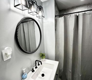 Newark Apartamento | Sleeps 8, Stylish Home, Great Access NYC & EWR
