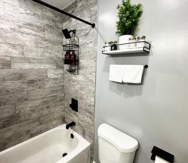 Newark Apartamento | Sleeps 8, Stylish Home, Great Access NYC & EWR