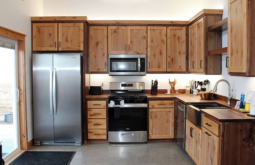 McIntosh County Cabina | Sleeps Up to 12, Lakefront Stay at Dry Lake, ND: Pet Friendly!