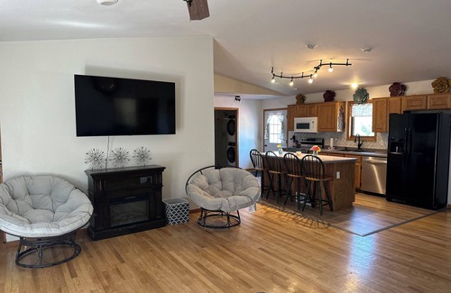 La Crosse Casa | Sleeps up to 14 people, 5 minutes from downtown, handicap accessible.