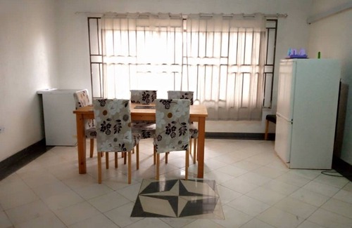 Kumasi Apartamento | Sleeps8- Private Secure Parking- Garden- Aircon