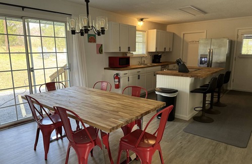 Sevierville Casa | Sleeps8 w/ hot tub, pool table/ fire pit, plenty of outdoor seating w/ big yard