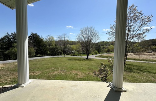 Sevierville Casa | Sleeps8 w/ hot tub, pool table/ fire pit, plenty of outdoor seating w/ big yard