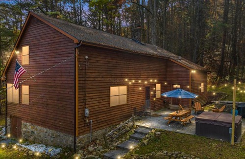 Luray Casa | Sleepy Hollow 5BR Cabin - National Park 7 Min, Hot Tub, Fire Pit, Sleeps 12