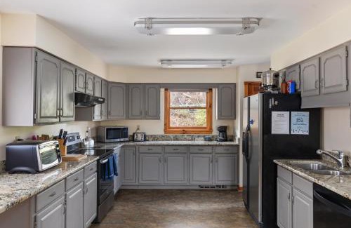 Luray Casa | Sleepy Hollow 5BR Cabin - National Park 7 Min, Hot Tub, Fire Pit, Sleeps 12