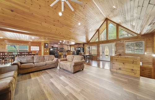 Lakeside Estates Cabina | 'Slice of Heaven' 4500 Pies Cuadrados, 2 Cocinas, Muelle Cubierto