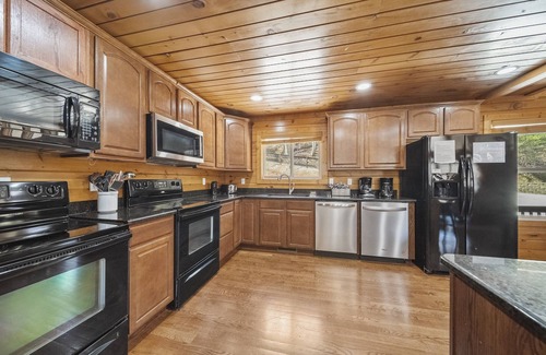 Lakeside Estates Cabina | 'Slice of Heaven' 4500 Pies Cuadrados, 2 Cocinas, Muelle Cubierto