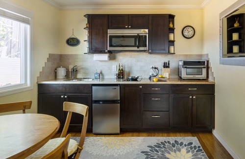 Castro Valley Casa | Slice of Heaven with Gated Parking and Sunset Views