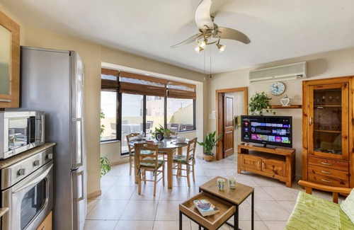 Sliema Apartamento | Sliema Penthouse near Balluta Bay, St Julian, Beaches and Valletta