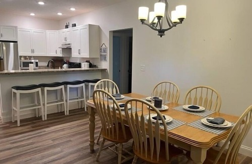 La Follette Casa | Slip-Away into Isolation & Relaxation w/ Covered Dock & Hot Tub.