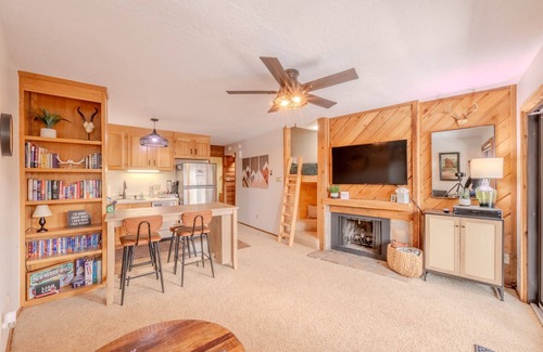 Angel Fire Condominio | Slope Side Condo ⛷ Stunning Views 🏔 Steps to the Mountain & has a Game Room!