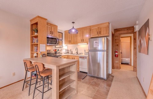 Angel Fire Condominio | Slope Side Condo ⛷ Stunning Views 🏔 Steps to the Mountain & has a Game Room!