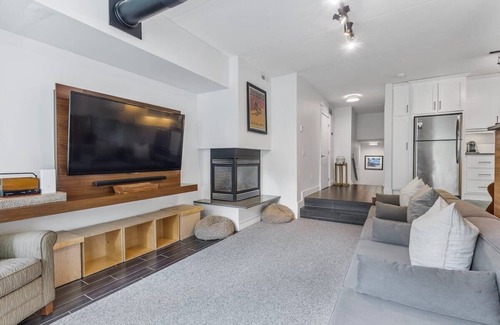 The Blue Mountains Condominio | Slope View Chalet - Walk to the Village / Patio