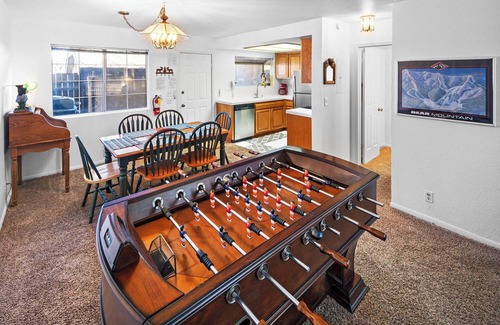 Big Bear Lake Cabina | Slopeside Chalet By Destination Big Bear:Ski In Ski Out Condo at Bear Mountain Ski Resort! Seasonal Community Spa, Pickleball and Basketball Court!
